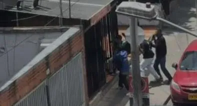 Supuestos barristas intentaron asesinar a un joven en la carrera 9 con 47, en Chapinero. La víctima fue brutalmente atacada con arma blanca.