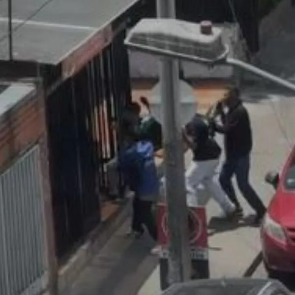 Supuestos barristas intentaron asesinar a un joven en la carrera 9 con 47, en Chapinero. La víctima fue brutalmente atacada con arma blanca.