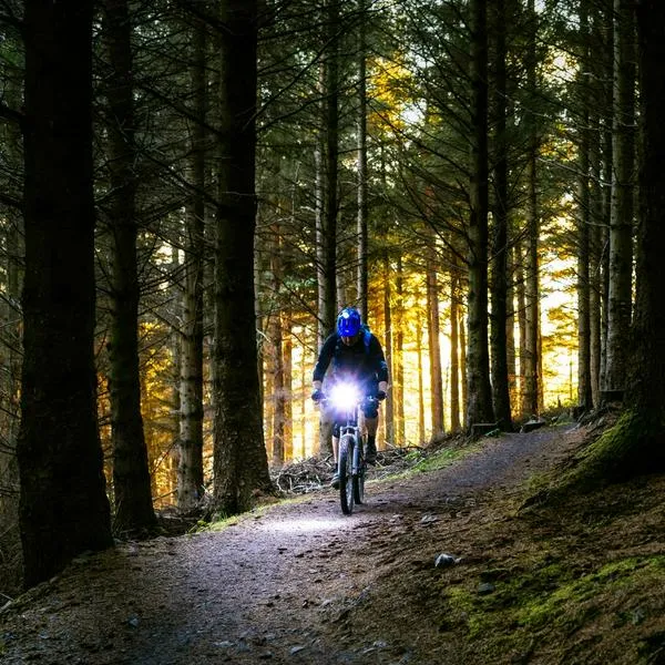 Luces para bicicleta recargables: cuáles comprar y qué revisar
