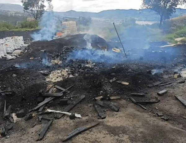 Autoridades ambientales desmantelan complejo de carbón ilegal y capturan cinco personas 