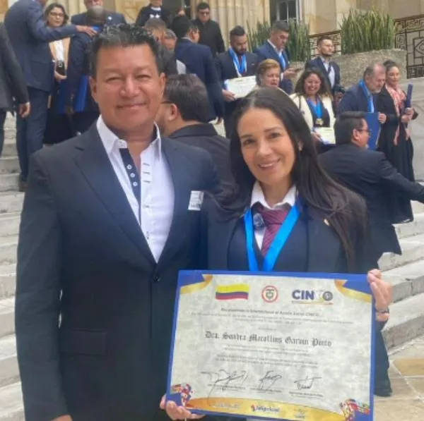 Moisés Garvin con su esposa, Sondra Macollins