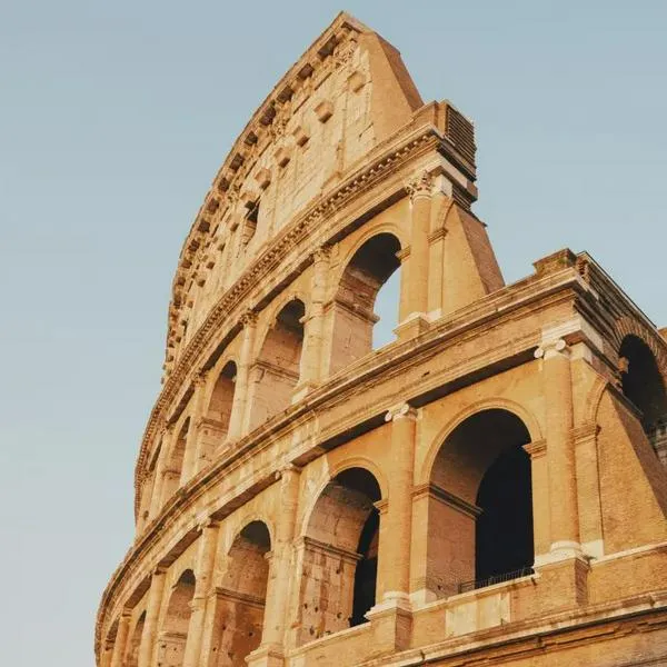 Fatal accidente en el Coliseo de Roma: joven cayó de gran altura trabajando