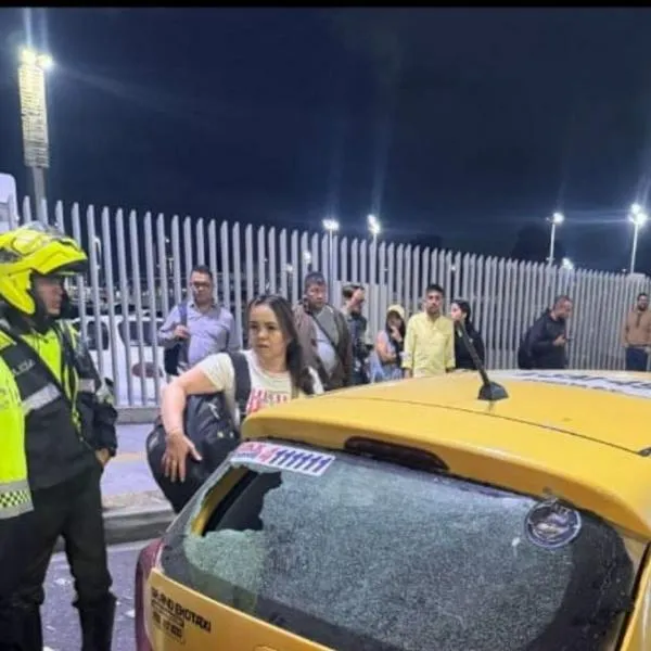 Una balacera en el aeropuerto El Dorado de Bogotá generó pánico entre los viajeros. Un testigo relató que se escucharon 13 disparos. 