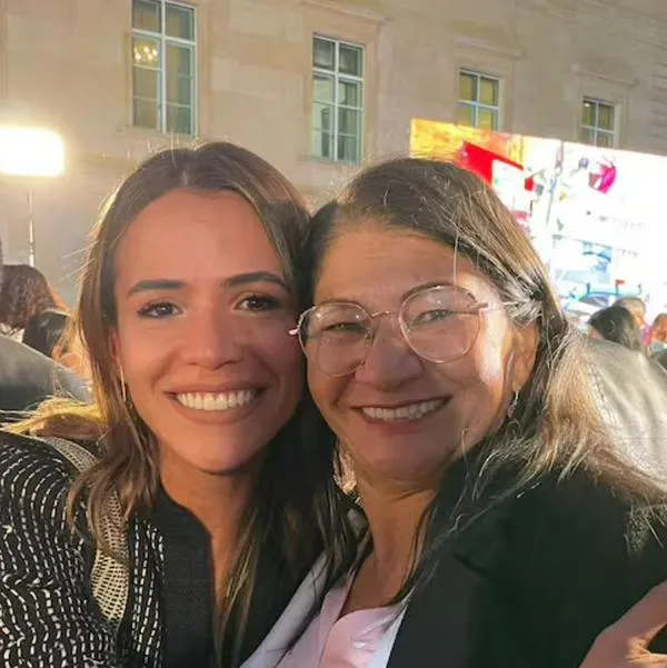 Mafe Carrascal defendió en Congreso una fotografía junto a Sandra Ramírez, viuda de Tirofijo. La congresista respaldó la JEP en medio de cuestionamientos.