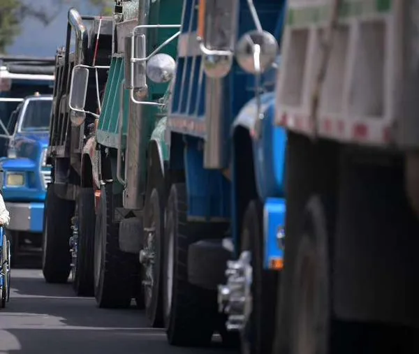 La pesada factura de abastecer a Bogotá: carga, emisiones y una renovación estancada