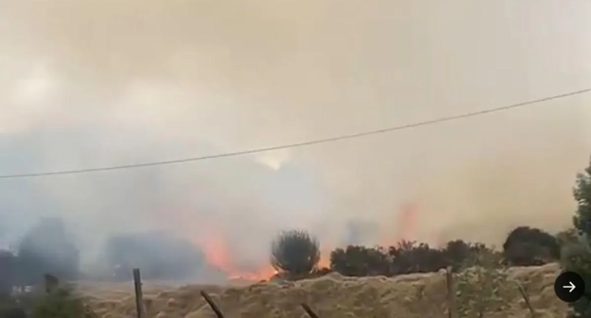 Voraz incendio se registra en el Batallón de Artillería en Tunjuelito, sur de Bogotá. Bomberos atienden la emergencia que genera una columna de humo.