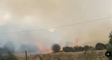 Voraz incendio se registra en el Batallón de Artillería en Tunjuelito, sur de Bogotá. Bomberos atienden la emergencia que genera una columna de humo. 