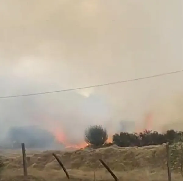 Voraz incendio se registra en el Batallón de Artillería en Tunjuelito, sur de Bogotá. Bomberos atienden la emergencia que genera una columna de humo. 