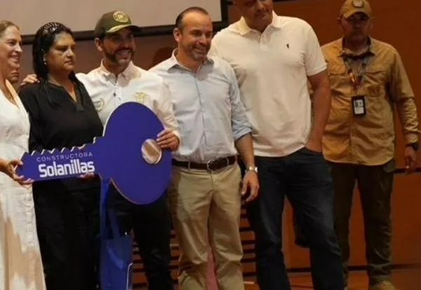 Autoridades entregan en Cali nueve viviendas a familias afectadas por el terremoto