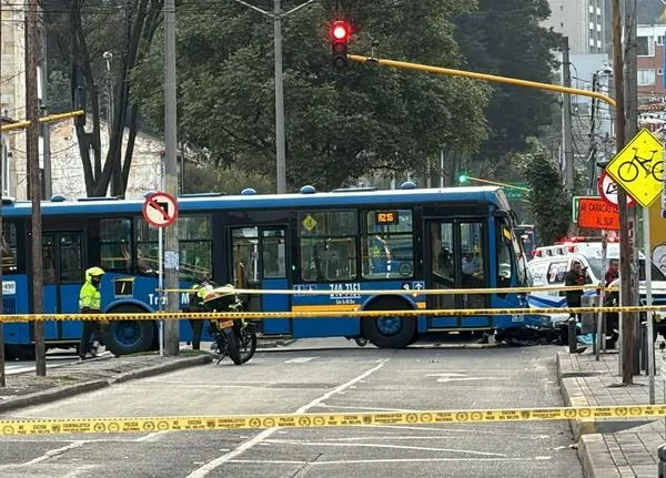 Accidente en Bogotá hoy: mujer que iba en moto murió por choque con SITP