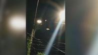Barrio El Pupo, sin luz y con poste en llamas: vecinos piden atención urgente