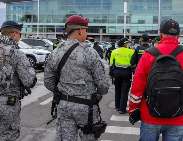 Operativo en parqueaderos del aeropuerto El Dorado contra el hurto de vehículos en Bogotá 