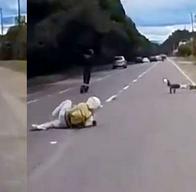Graban imprudencia con patinetas eléctricas en la Autopista Norte: casi termina en accidente