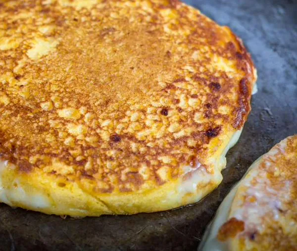 Cómo hacer arepa de choclo doradita y con queso