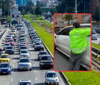 Empezarán a pegar nuevos stickers en carros de Bogotá a mal parqueados