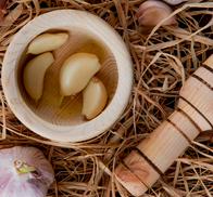 ¿Por qué no se recomienda guardar el ajo en aceite?