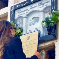 Estudiante en Colombia llevó su diploma de graduación a tumba de su padre; video