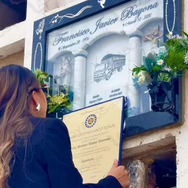 Estudiante en Colombia llevó su diploma de graduación a tumba de su padre; video