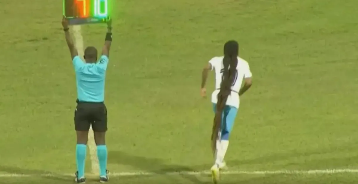 Jugador con el pelo más largo del mundo provocó dos expulsiones en 20 minutos