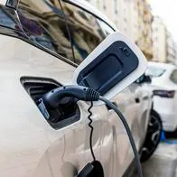 Dian tiene caos por devolución del IVA de carros eléctricos