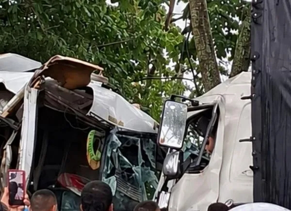 Violento choque en el Tolima dejó un muerto: otra persona estaría atrapada