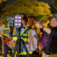 Movilidad instala nuevos equipos para medir la velocidad de vehículos en Cali durante la noche