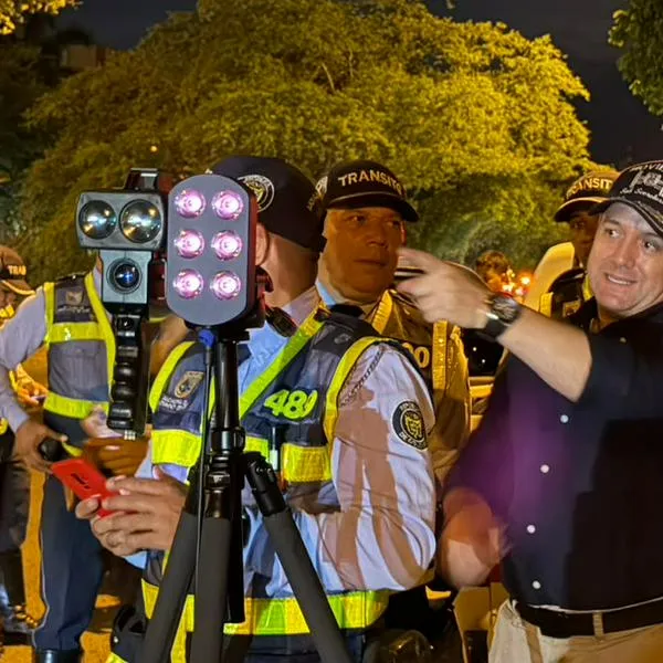 Movilidad instala nuevos equipos para medir la velocidad de vehículos en Cali durante la noche