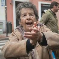 Maricarmen, desahuciada de su casa en España con 87 años, podrá volver allí