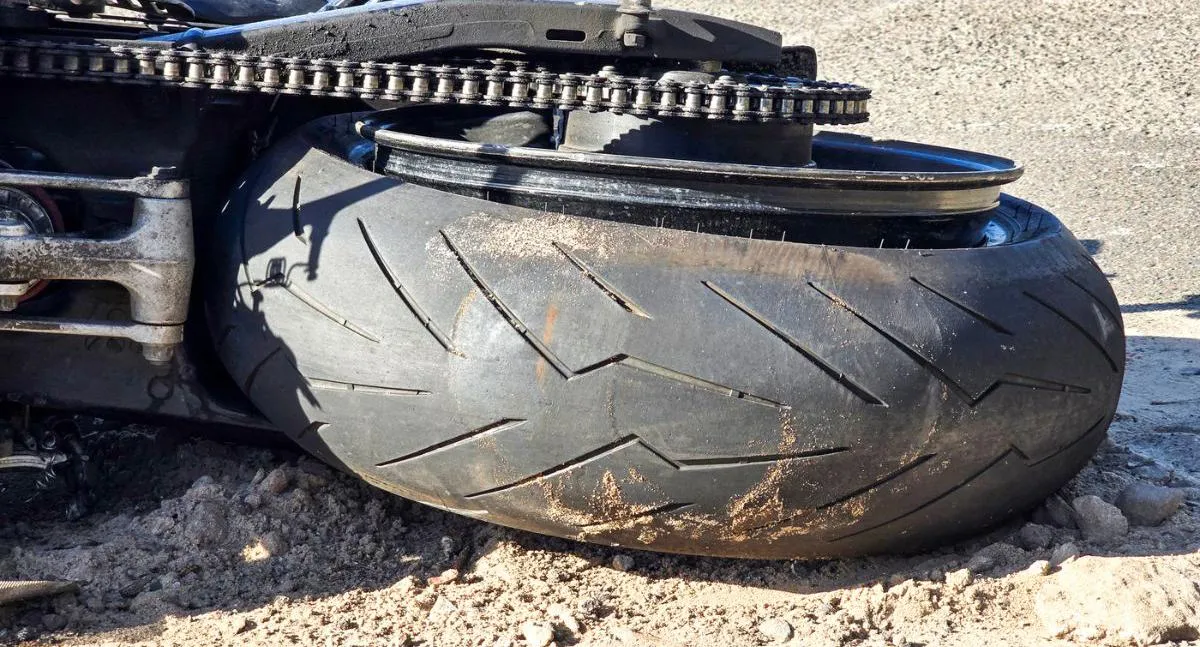 Bogotá: le dispararon en pecho a joven durante robo de moto llegando a su casa