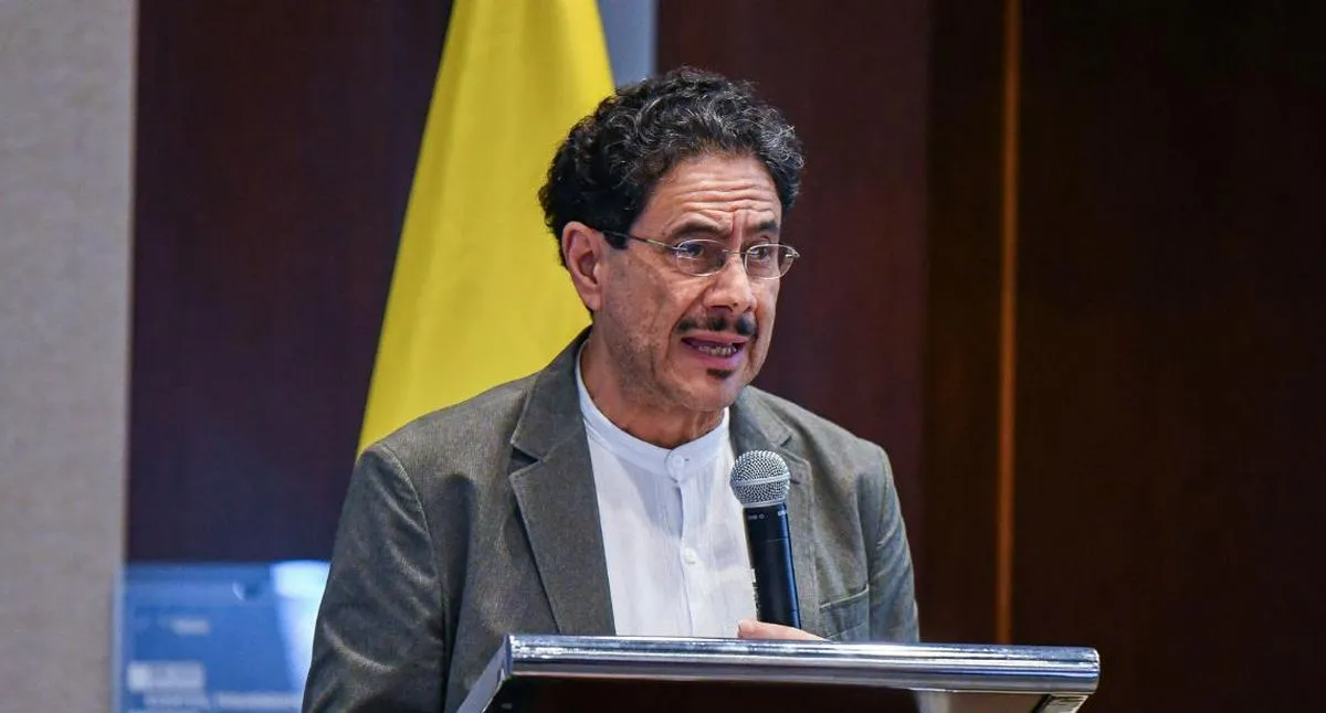 El senador Iván Cepeda denunció un supuesto plan para fabricar falsos testimonios y abrirle un proceso judicial en Estados Unidos.