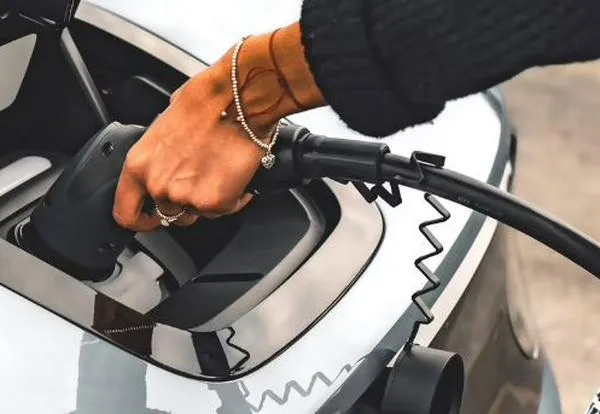 Devolución del IVA a vehículos eléctricos e híbridos: Dian y el proceso con estos vehículos