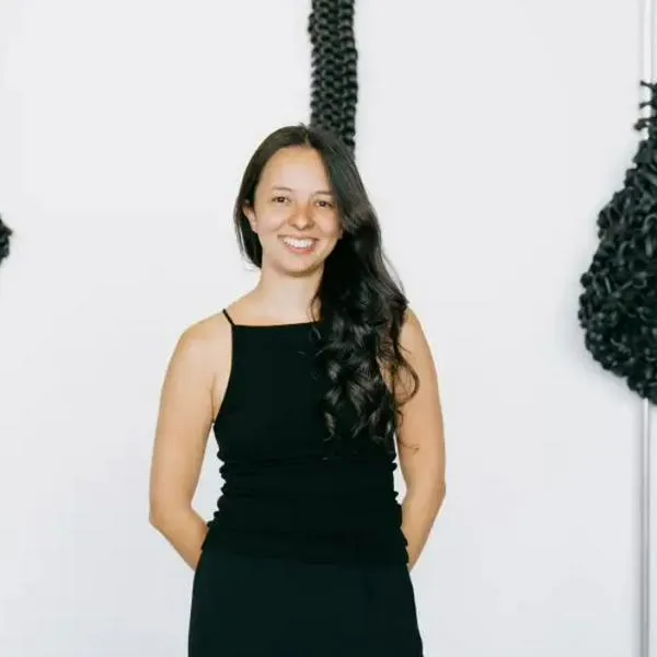 Ana María Chamucero gana el Premio Acoplásticos 2026 con una obra de costales reciclados