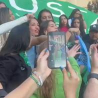 Momento en el que Carol Borda irrumpió en el Congreso un plantón a favor del aborto, en el que participaban 'Mafe' Carrascal, Jennifer Pedraza y 'Lalis'