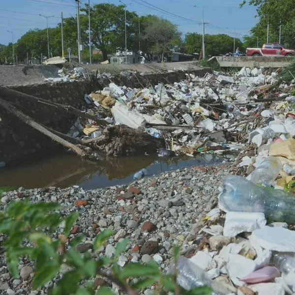 Las Mercedes, un círculo vicioso en Valledupar: limpian la acequia y vuelve a llenarse de basura