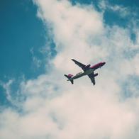 Susto en pleno vuelo porque un piloto apuñaló a otro: aterrizaron de emergencia