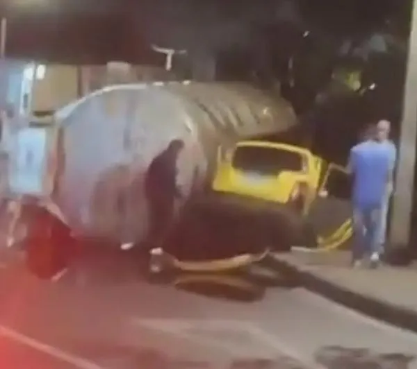 Grave accidente en Bello, Antioquia: camión cisterna se volcó y dejó dos heridos