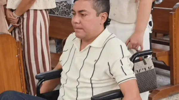 Churo Díaz reaparece en Urumita tras su proceso de recuperación y entrega ayudas a la parroquia local