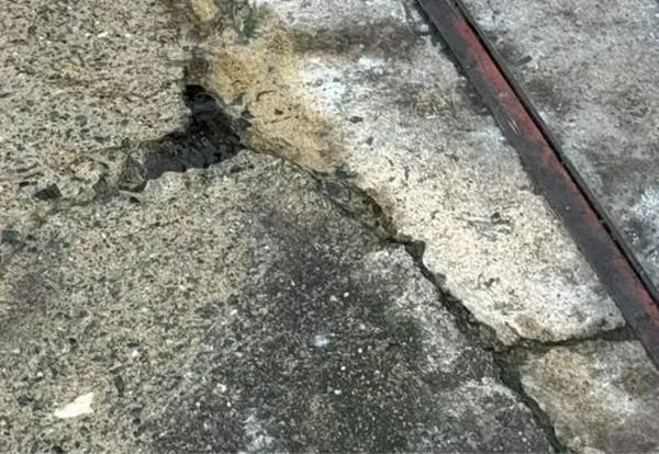 Fuga de agua completa un mes sin reparación en el barrio Granada de Cali; habitantes piden ayuda