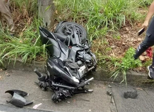 Quedó solo el manubrio: fuerte accidente paraliza vía en Ibagué