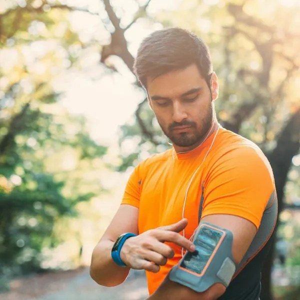 Brazalete para celular: cómo elegir uno para correr y entrenar