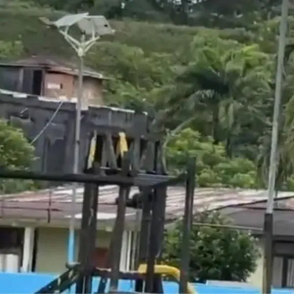 La estación de Policía de Nóvita, en Chocó, fue blanco de seis granadas lanzadas desde drones por el Eln. El Ejército reaccionó y no se reportan víctimas.