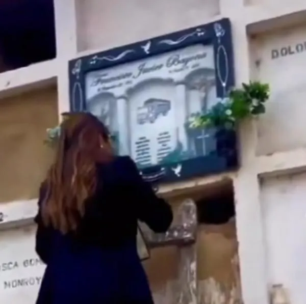 Joven en la tumba de su padre
