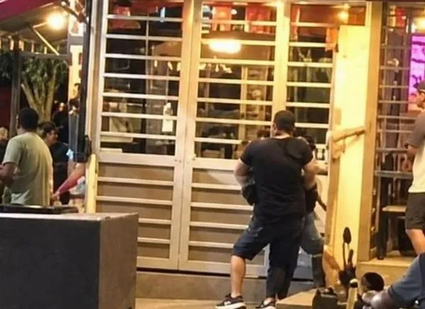 Mientras daban ‘paloterapia’ a un presunto ladrón, robaron un local en Ibagué