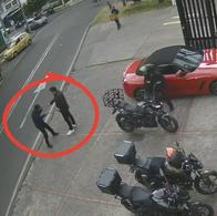 Imágenes del atraco al conductor de un convertible rojo en Barrios Unidos, Bogotá