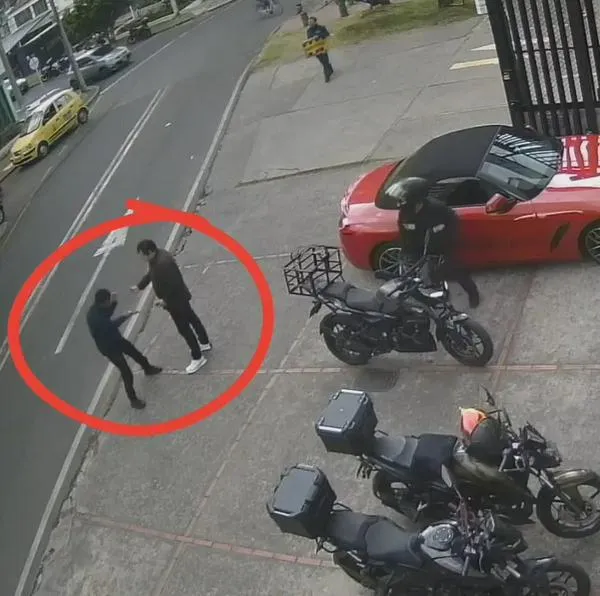 Imágenes del atraco al conductor de un convertible rojo en Barrios Unidos, Bogotá