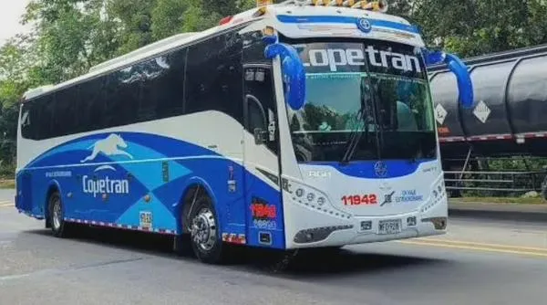 15 hombres armados interceptaron dos buses en el sur del Cesar y robaron a 36 pasajeros