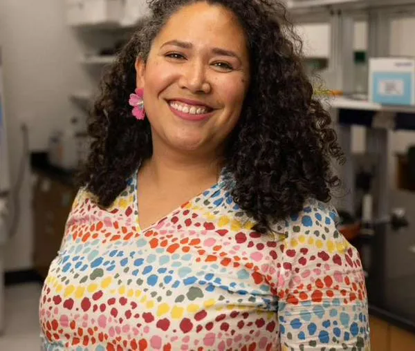 Esta colombiana investiga la microbiota. Está entre los latinos más influyentes de 2026