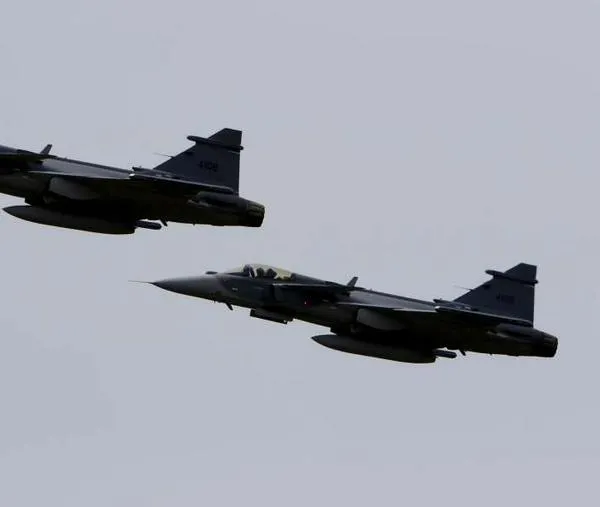 Gobierno De la Espriella revisará las condiciones del contrato de aviones Gripen