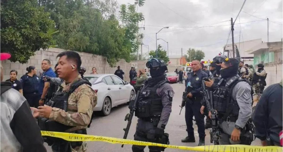 Afueras del colegio en Torreón, México, donde dos exalumnos atacaron con armas y asesinaron a la subdirectora