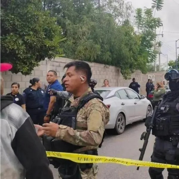 Afueras del colegio en Torreón, México, donde dos exalumnos atacaron con armas y asesinaron a la subdirectora